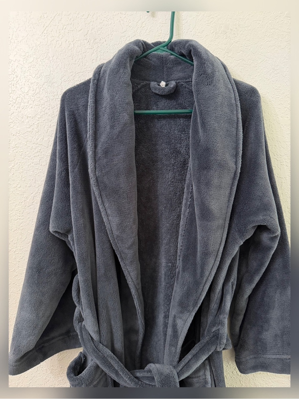 Pottery Barn Plush Throw Blanket in Charcoal Gray Size Medium - Picture 5 of 12